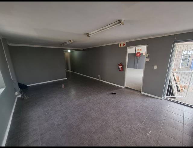 401M² WAREHOUSE TO LET IN STIKLAND INDUSTRIAL